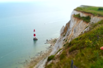航拍照片红色和白色灯塔的岩石
